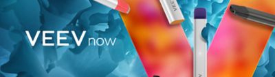 VEEV NOW Geräte vor einem farbigen Hintergrund
