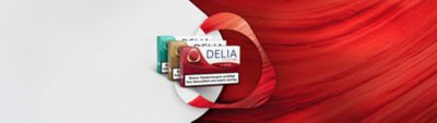 Drei Packungen DELIA packs vor rotem Hintergrund.