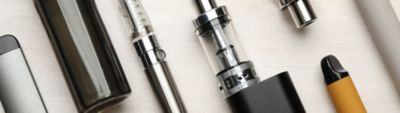 Verschiedene E-Zigaretten und E-Vapes nebeneinander