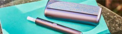 Ein IQOS ILUMA Device und Holder in der Limited Purple Edition