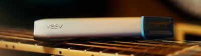 Nahaufnahme eines VEEV ONE Devices in Silber