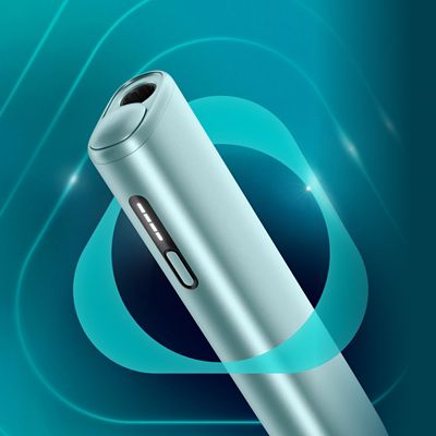 ILUMA i Tabakerhitzer in der Farbe Breeze Blue abgebildet vor einem petrolfarbenen Hintergrund.