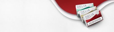 Drei DELIA Packungen abgebildet vor einem rot-weißen Hintergrund.
