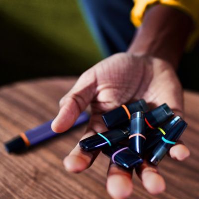 Eine Hand hält mehrere VEEV ONE Pods