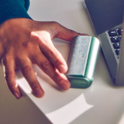 IQOS ILUMA Prime neben einem Laptop