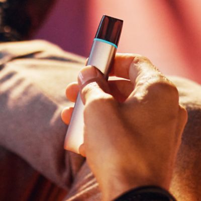 Hand mit einem silbernen VEEV