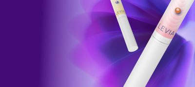 Zwei LEVIA Pearls Sticks mit sichtbarer Pearl im Querschnitt auf einem violetten Hintergrund