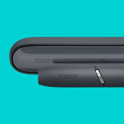 Türkisfarbener IQOS ORIGINALS DUO Pocket Charger wird aufgeladen