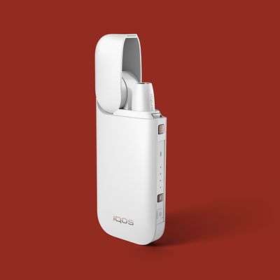 Ein weißes IQOS 2.4 PLUS vor rotem Hintergrund