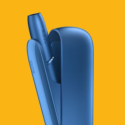 Ein blaues IQOS 3 DUO Gerät vor gelbem Hintergrund