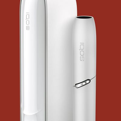 Ein weißes IQOS 3 DUO Gerät vor einem rotem Hintergrund