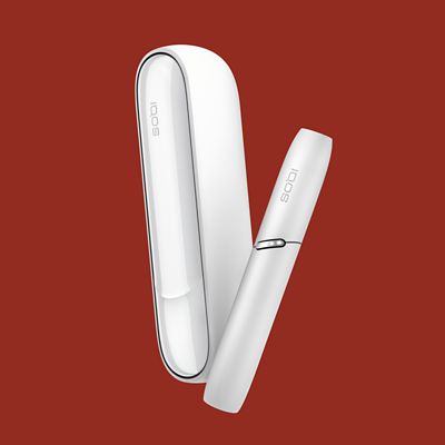 Ein weißes IQOS 3 DUO Gerät vor einem rotem Hintergrund
