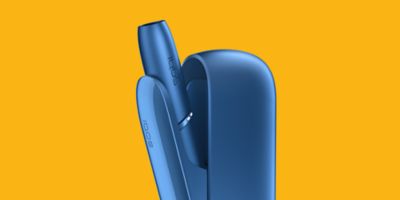 IQOS 3 DUO Gerät in Stellar Blue vor gelbem Hintergrund.