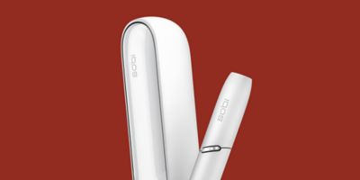 IQOS 3 DUO Charger und IQOS 3 DUO Holder vor rotem Hintergrund.