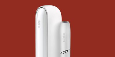 IQOS 3 DUO vor rotem Hintergrund.