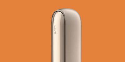 IQOS 3 DUO vor organgenem Hintergrund.