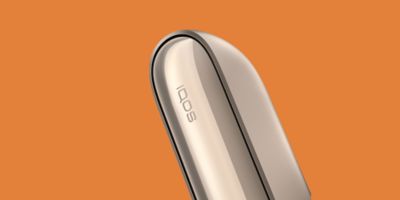 IQOS 3 DUO vor orangem Hintergrund.
