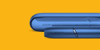 Ein IQOS 3 DUO Holder und Charger vor gelbem Hintergrund.