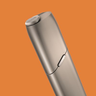 Ein silbernes IQOS 3 MULTI vor orangenem Hintergrund