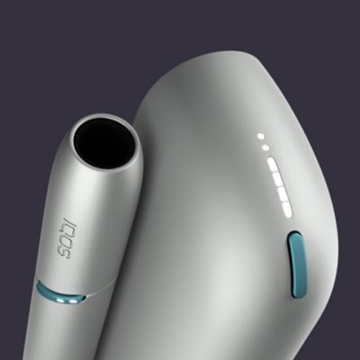 IQOS 3 DUO in türkis ohne LEDs in der Hand eines Mannes