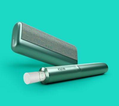 حامل IQOS ILUMA PRIME باللون الأخضر اليشم وشاحن الجيب.