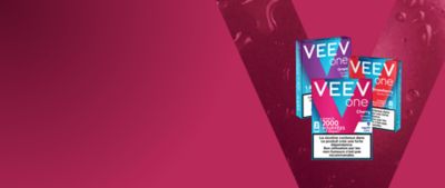 image de pods VEEV ONE avec derrière un V rempli de saveurs sur fond rouge cerise pour illustrer la promo en cours de -30% valable sur toutes les saveurs VEEV ONE dès 3 paquets achetés