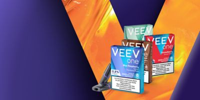 image des 4 paquets de saveurs différentes VEEV ONE, Framboise Bleue, Tabac Classique, Fraise et Menthe avec différents taux de nicotine posés sur un V orange lumineux et un fond bleu sombre, il écrit : découvrez toutes nos saveurs VEEV ONE puis sur un bouton cliquable « Je découvre » afin d’accéder directement à la page décrivant toutes les saveurs VEEV ONE