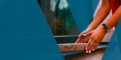 image de 2 mains posant un colis sur un rebords avec une découpe verte-bleu en forme de triangle autour, il est écrit : Découvrez notre service de livraison programmée puis sur un bouton cliquable « Je découvre » pour accéder à la page explicative du service d’abonnement VEEV ONE.