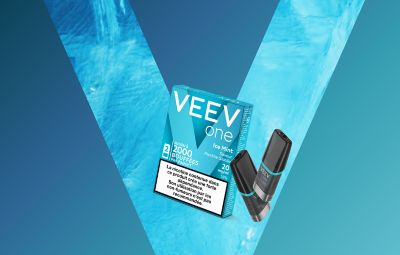 Image illustrant la nouvelle saveur Menthe Glacée sur un fond bleu avec un V glacé. On y voit un paquet de 2 pods en 20mg/ml et deux recharges qui flottent.