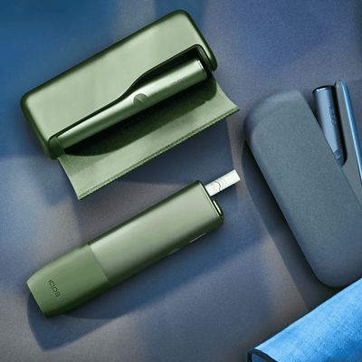 IQOS ILUMA Geräte Familie auf einem Tisch