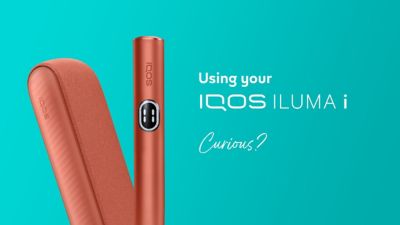 IQOS ILUMA i Breeze Blue holder and charger on a turquoise background