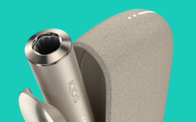 IQOS ILUMA na tyrkysovém pozadí.