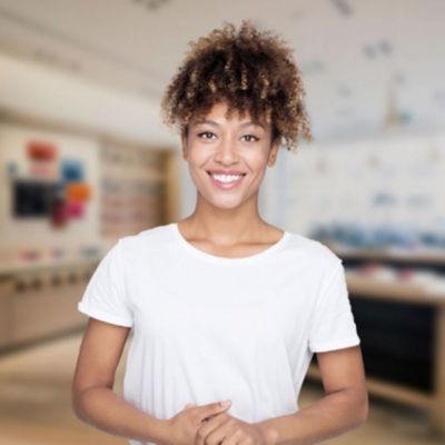 Žena s kučeravými vlasmi v predajni IQOS