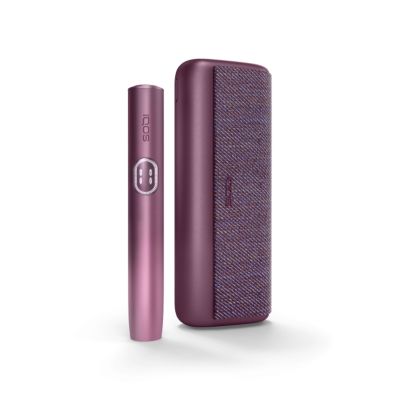 Zařízení IQOS ILUMA i PRIME v barvě Garnet Red a jeho nabíječka