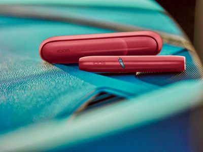 Woman holding her grey IQOS - IQOS charging slowly