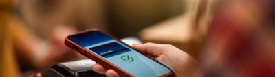  صورة لشخص يشتري منتجات IQOS ويقوم بالدفع