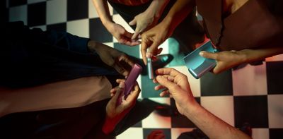 Hombre abriendo una caja de IQOS