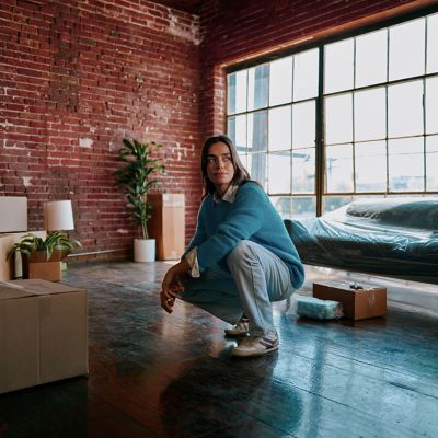 Mujer arrodillada con un saco azul