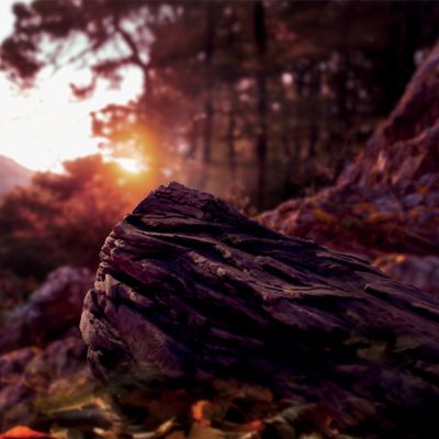 Krabička TEREA KONA na pozadí krajiny při západu slunce