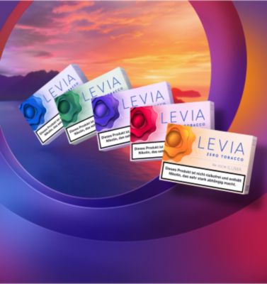 5 Sorten LEVIA Nikotinsticks vor einem bunten Sonneruntergangs-Hintergrund mit abstrakten Kreisen.