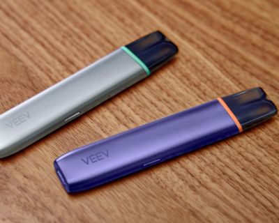 Zwei VEEV ONE Devices auf einer Holzoberfläche