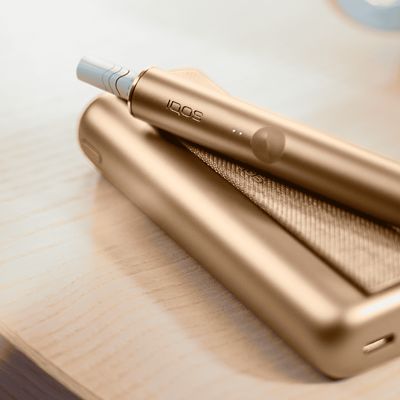 Ein IQOS ILUMA PRIME Holder und Charger