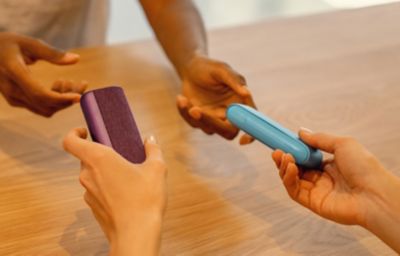 Personen übergeben sich zwei IQOS Kits.