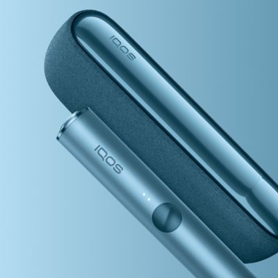 ILUMA i Tabakerhitzer in der Farbe Breeze Blue abgebildet in Nahaufnahme vor einem dunklen Hintergrund.