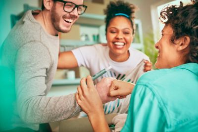 Man holding IQOS ILUMA 