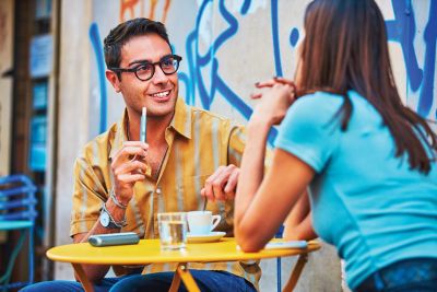 Man holding IQOS ILUMA 