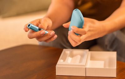 Person holding IQOS ILUMA i Holder
