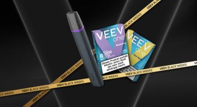 Pack VEEV ONE Pods Red Berries vor einem roten Hintergrund