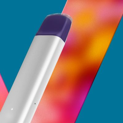 Ein VEEV NOW Device vor einem stilisierten V