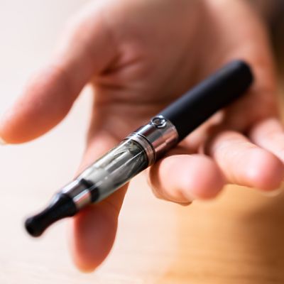 Eine Hand hält eine E-Zigarette